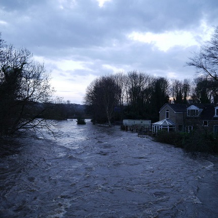 fig4_rich tea_boxing day flood river aire house at risk.jpg